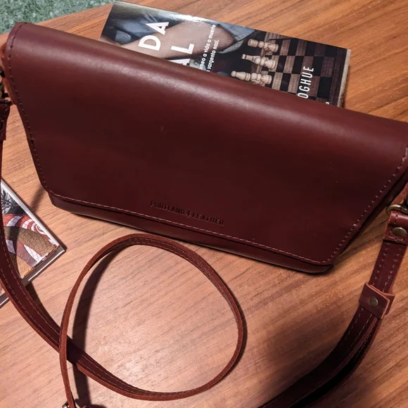 Portland Leather Metro Crossbody - Picture 4 of 5